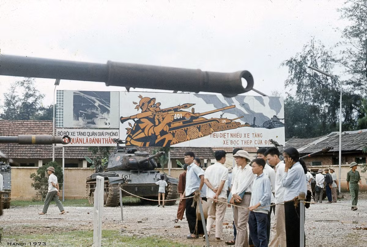 Người dân Hà Nội tham quan trong không khí phấn khởi, lúc này Mỹ đã phải chấm dứt hoàn toàn chiến dịch ném bom đánh phá miền Bắc Linerbacker II tàn bạo sau thất bại 12 ngày đêm cuối năm 1972. Nguồn ảnh: Flick Manh Hai