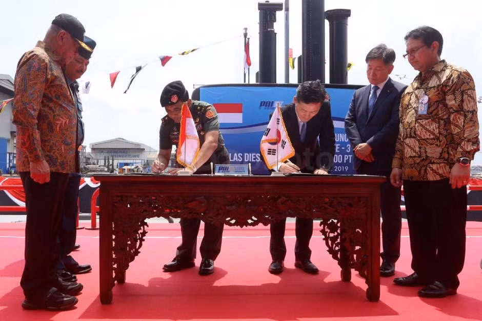 Sự kiện hạ thủy con tàu KRI Alugoro (405) đánh dấu "bước nhảy vọt" công nghiệp đóng tàu quân sự Indonesia. Có thể nói, Indonesia là quốc gia đầu tiên ở Đông Nam Á “tự chế tạo” thành công một chiếc tàu ngầm hiện đại. Nguồn ảnh: Bmpd