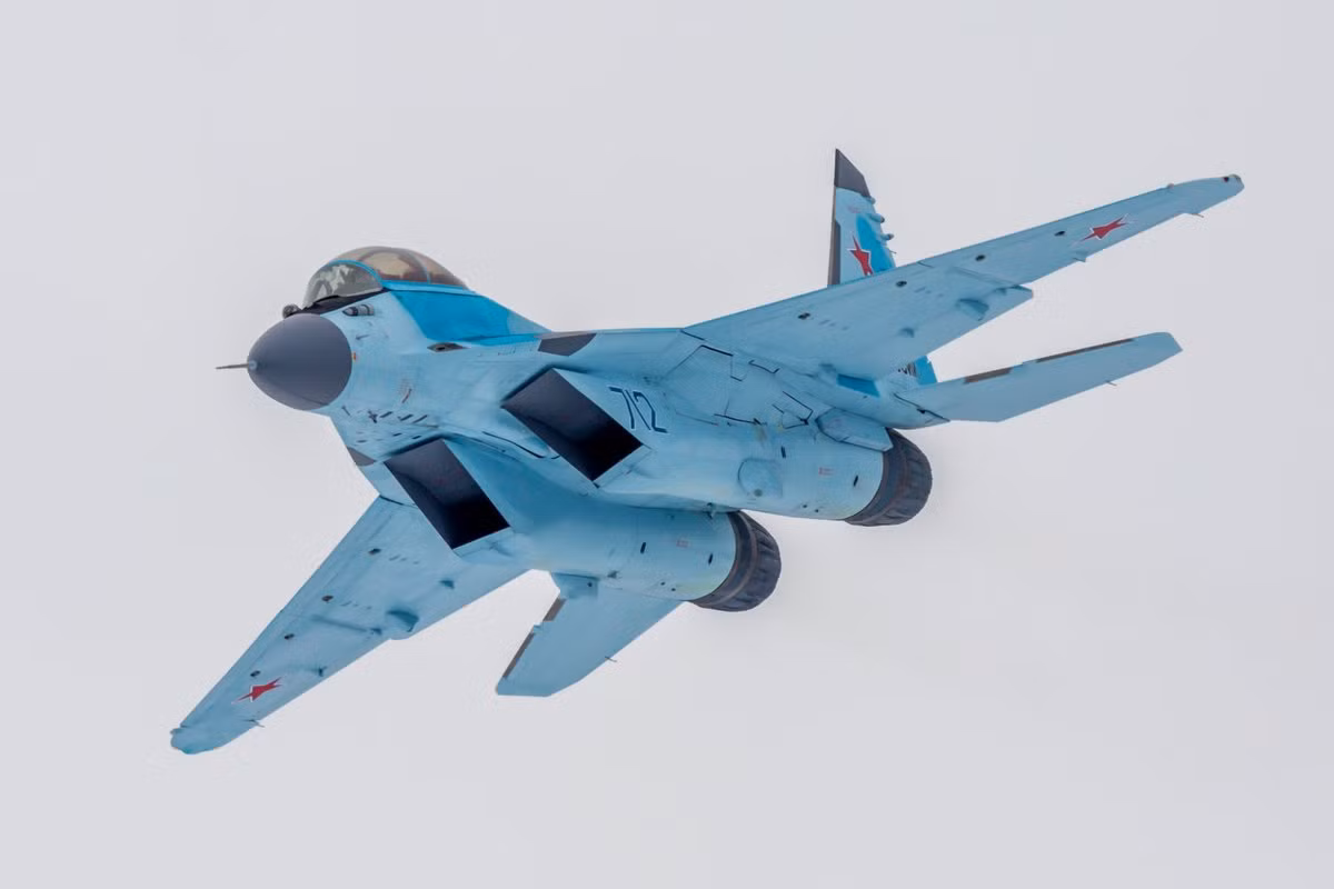 Tải trọng vũ khí trên MiG-35 tốt hơn nhiều so với thế hệ MiG-29 với 9 điểm treo và 6,5 tấn bom - đạn. Trên cơ sở đó, MiG-35 có thể triển khi 6-8 tên lửa không đối không tầm ngắn R-73 và tầm trung - xa R-77 (RVV-AE). Có thể nói, sự kết hợp tác chiến MiG-35 bảo vệ và Su-30MK2 mang đạn đối hải/đối đất sẽ là "cặp song sát đáng sợ nhất" trên bầu trời. Vấn đề còn lại có lẽ chỉ còn là giá cả của máy bay kèm vũ khí + chi phí bảo dưỡng sửa chữa. Ảnh: Wikipedia