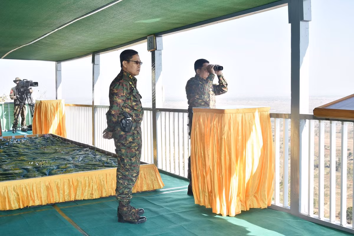 Đích thân Thượng tướng Min Aung Hlein – Tổng tư lệnh các Lực lượng Vũ trang Myanmar chỉ đạo cuộc tập trận của Quân đội Myanmar. Ảnh: Mizzima