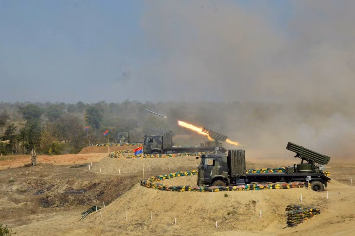 Pháo phản lực phóng loạt Type 90 khai hỏa “trút mưa đạn vào đầu quân địch”. Ảnh: Mizzima