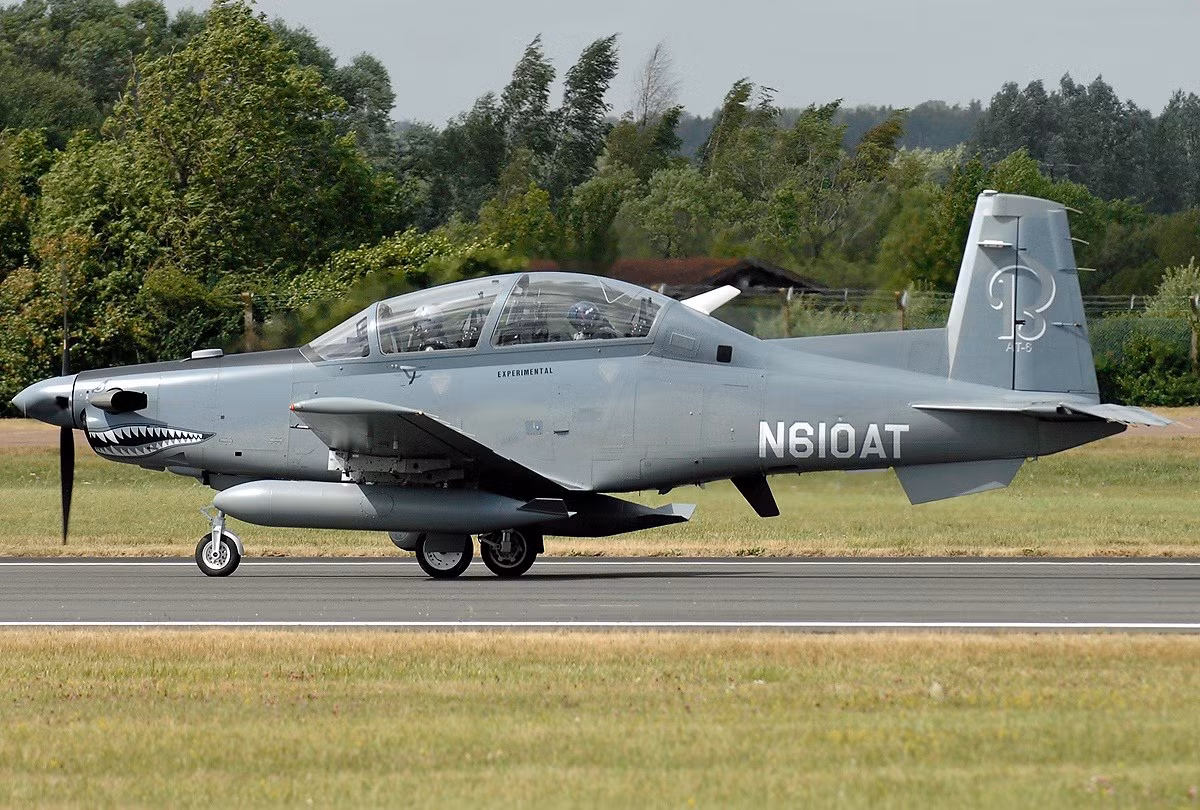 AT-6 Wolverine cơ bản có thiết kế vẫn giữ nguyên khung máy bay T-6 Texan II với chiều dài 10,16m, cao 3,25m, sải cánh 10,4m, trọng lượng rỗng 2,6 tấn, trọng lượng cất/hạ cánh tối đa 4,5 tấn. Nguồn ảnh: Army-Tech