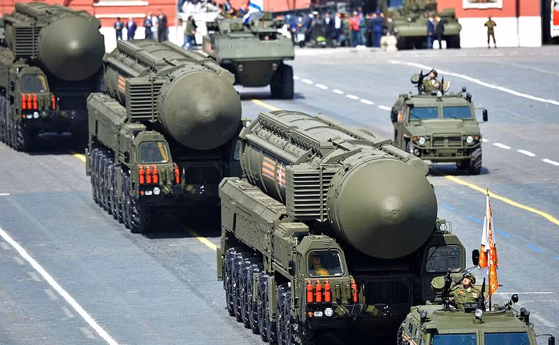 Trong số đó, 24 giếng phóng cố định RS-24 Yars nằm trong biên chế Sư đoàn 28 ở Kozelsk (Quân đoàn tên lửa 27); 90 bệ phóng tự hành di động RS-24 Yars phân bổ cho Sư đoàn tên lửa 14 ở Yoshkar-Ola, Sư đoàn 54 ở Teykovo (Quân đoàn 27) và Sư đoàn 13 ở Dombarovskiy, Sư đoàn 42 ở Nizhniy Tagil (Quân đoàn 31) và Sư đoàn 39 ở Novosibirsk thuộc Quân đoàn 33. Nguồn ảnh: Wikipedia