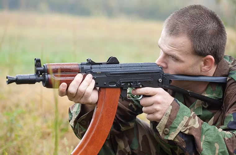 AKS-74U là phiên bản rút gọn tối đa từ khẩu súng trường tiến công AK-74 khi được làm với báng gấp và giảm chiều dài nòng ngắn khiến trông súng cực kỳ nhỏ gọn với trọng lượng chỉ 2,7kg không đạn, chiều dài 490mm (nòng chỉ dài 210mm). Trong khi uy lực của súng vẫn giữ nguyên với tốc độ bắn 700 phát/phút, tầm bắn hiệu quả 350-500m. Ảnh: Wikipedia