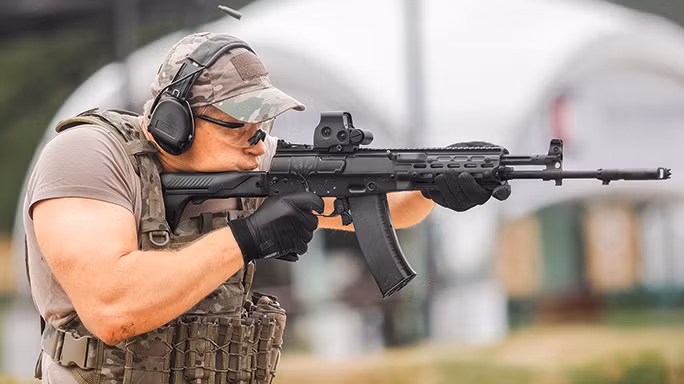 Theo giải thích của chuyên gia Vladimir Onoka, phiên bản dân sự AK-12 sẽ không có chế độ bắn tự động mà chỉ có thể bắn phát một. Đây thực ra là quy định của các phiên bản dân sự được phát triển từ những mấu súng trường tiến công nói chung hiện nay, không chỉ ở Nga mà ở nhiều nước cho phép người dân sở hữu súng. Nguồn ảnh: Wikipedia