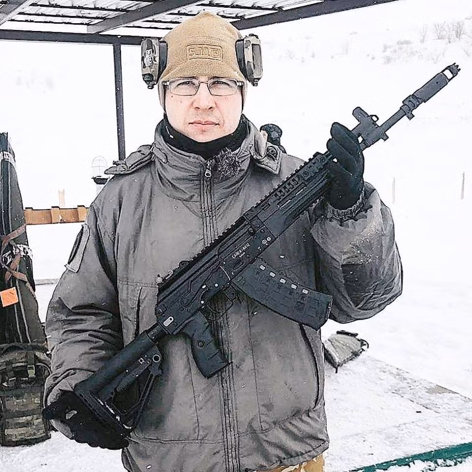 "AK-12 là một sản phẩm rất thành công, chúng tôi có một hợp đồng 3 năm với Bộ Quốc phòng, nhưng chúng tôi nghĩ nhiều người dân muốn cua phiên bản dân sự", lãnh đạo Kalashnikov V. Dmitriev cho hay. Nguồn ảnh: Wikipedia