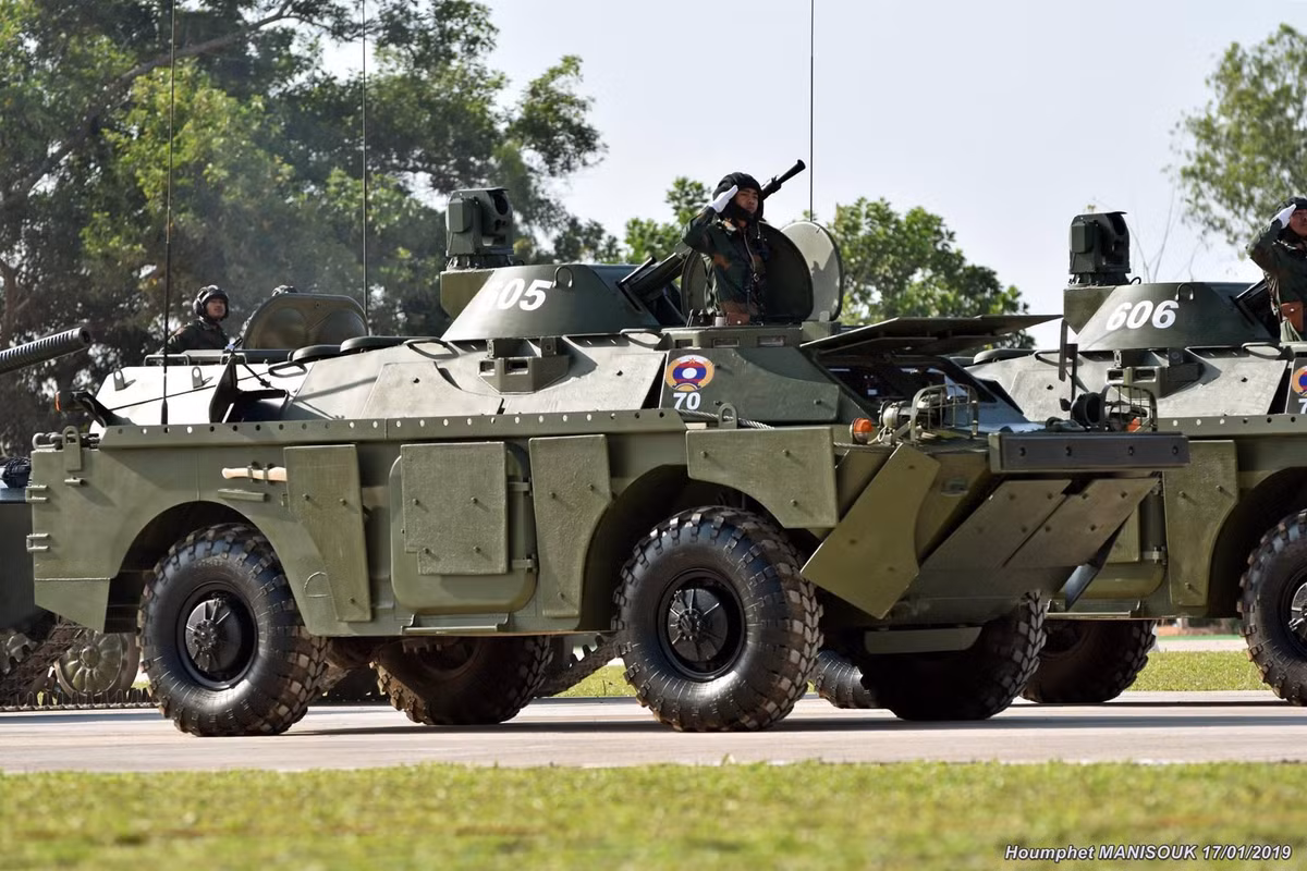 SIPRI cũng ghi nhận Lào đã mua một số lượng nhỏ (khoảng 10 chiếc) xe thiết giáp trinh sát BRDM-2M với sửa đổi giáp bảo vệ và khí tài điện tử hỗ trợ. Nguồn ảnh: Houmphet MANISOUK