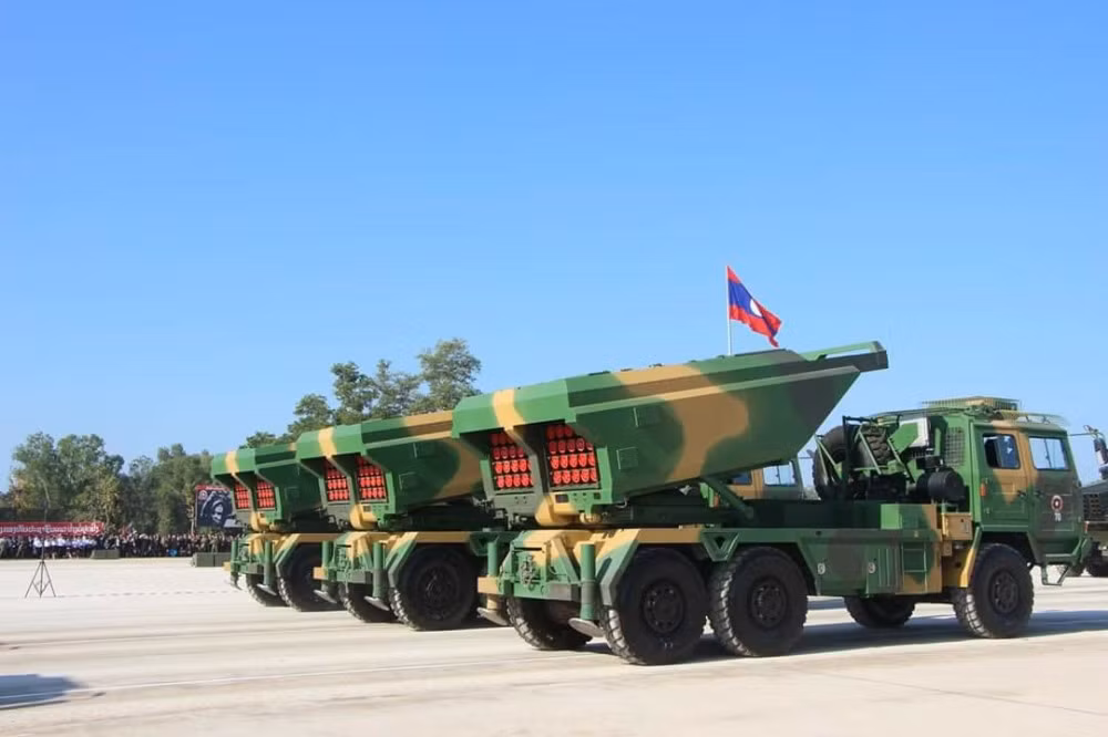 SR-5 có hệ thống phóng kết cấu kiểu module rất linh hoạt cho phép tích hợp hai cỡ đạn rocket 122mm và 220mm. Tầm bắn đạn 122mm (tối đa 40 ống phóng) lên tới 50km trong khi đạn 220mm (12 ống phóng) đạt 70km. Hiện chưa rõ liệu Viêng Chăn có đủ kinh phí mua cả hai loại đạn không? Nguồn ảnh: Forces Armées Royales Marocaines
