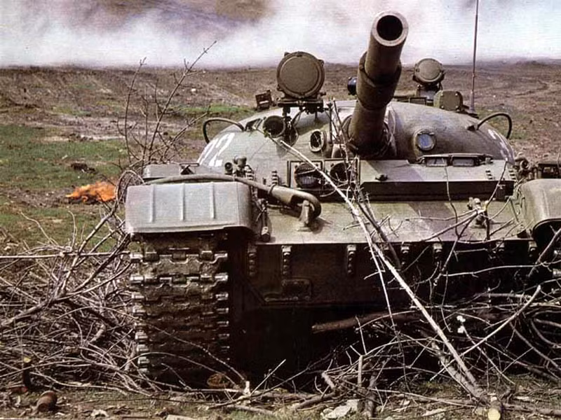T-62 nặng khoảng 37 tấn, chiều dài tổng với nòng pháo 9,34m, rộng 3,3m, cao 2,4m. Xe tăng thiết kế với kiểu giáp thép thông thường với mặt trước thân dày 102mm vát nghiêng 60 độ tăng khả năng chống đạn xuyên thép; mặt trước tháp pháo dày tới 214mm, các phiên bản sau năm 1972 dày tới 242mm, hai bên hông tháp dày 153mm, đuôi tháp dày 97mm. Nguồn ảnh: Wikipedia