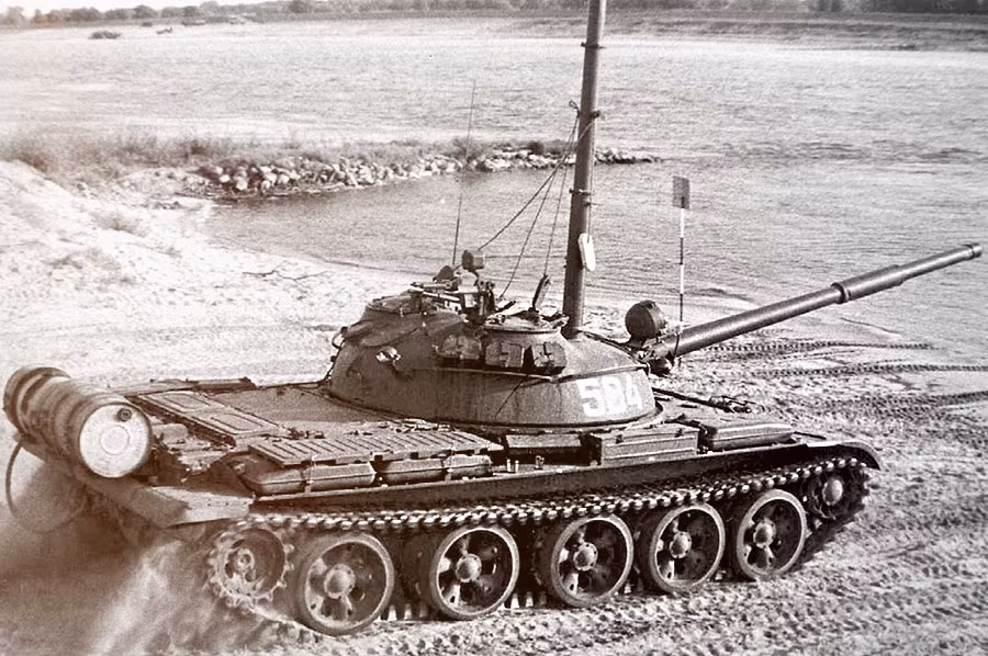 T-62 trang bị động cơ diesel làm mát bằng nước V-55 công suất 581hp cho phép đạt tốc độ tối đa trên đường bằng 50km/h, off-road 40km/h, dự trữ hành trình 400-600km tùy địa hình. Xe cũng có thể lội nước sâu 5m với 30 phút chuẩn bị. Nguồn ảnh: Wikipedia