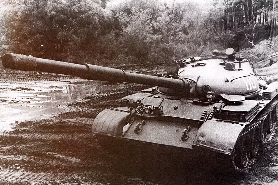 T-62 có bề ngoài hệt như T-55, tất nhiên có những điểm khác về hỏa lực cũng như tháp pháo để có thể nhận diện hai dòng xe. Tuy nhiên, riêng phần thân thì hai dòng xe gần như giống hệt nhau, thậm chí ngay cả hệ thống lái cũng tương tự. Nguồn ảnh: Wikipedia