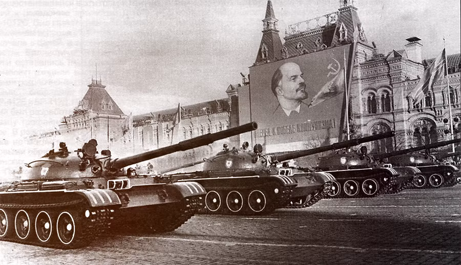 Ở thời điểm cuối những năm 1970, T-62 vẫn được xem là loại xe tăng hiện đại hàng đầu thế giới. Những chiếc T-62 đầu tiên "ra lò" ở Liên Xô năm 1961, tới 1975 thì kết thúc dây chuyền, nhưng nó vẫn được Tiệp Khắc chế tạo thêm từ 1975-1978. Các nguồn tin không chính thức cho rằng, lô T-62 của Việt Nam được lấy từ các nhà máy ở Tiệp Khắc. Nguồn ảnh: Wikipedia