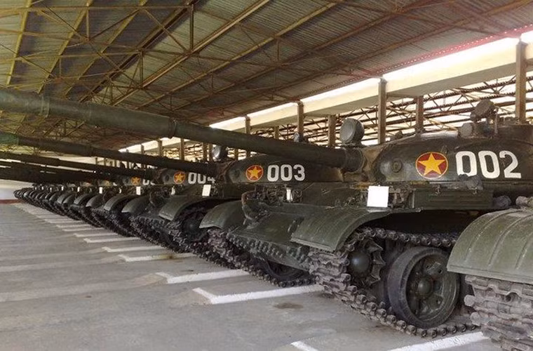 Trước khi T-90S/SK về tới Việt Nam, loại xe tăng được coi là hiện đại và mạnh mẽ nhất của Quân đội Nhân dân Việt Nam được xác định là T-62. Cũng vì hiện đại và mạnh mẽ nên các tư liệu ảnh về T-62 trong quân đội ta không nhiều, nếu không muốn nói là quá hiếm. Nguồn ảnh: QĐND