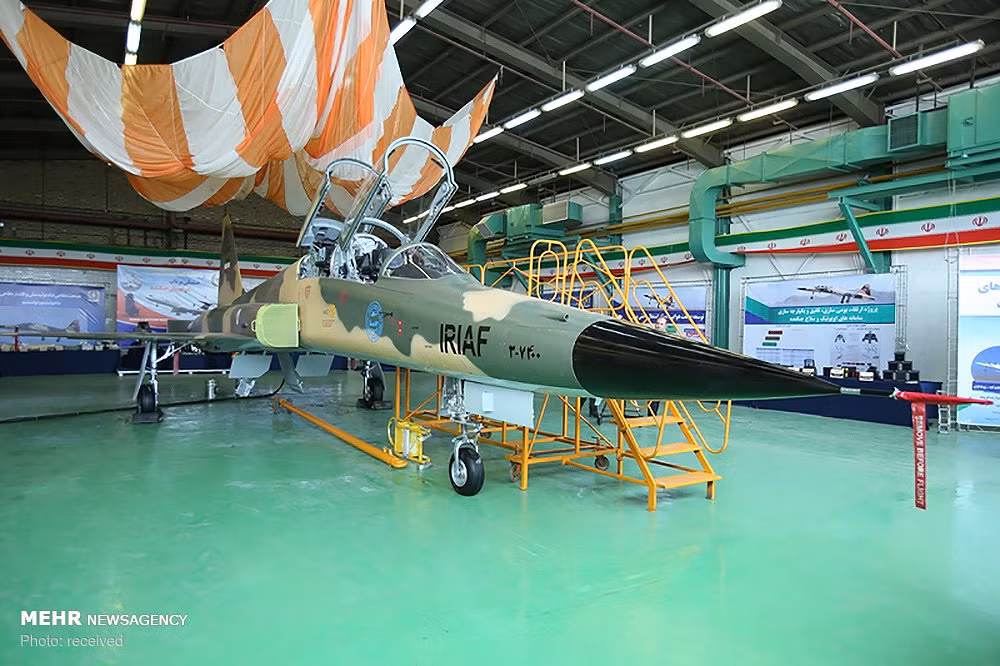 Tất nhiên là việc Iran sản xuất thành công F-5 hai chỗ ngồi và đặt tên gọi mới là Kosar cũng là lẽ thường. Công bằng mà nói, chế tạo lại được một mẫu bay chiến đấu siêu âm là bước tiến nhảy vọt của công nghiệp quốc phòng Iran, mà nhiều nước mơ cũng chẳng có. Ảnh: MEHR