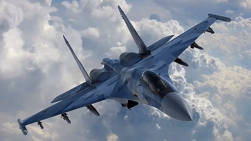 Các máy bay Su-30 hay Su-27PU nhìn chung kém hơn hẳn phiên bản Su-30MK hay Su-30SM được phát triển cho thị trường xuất khẩu và Không quân Nga sau này. Nhiều khí tài trên Su-30 "cổ lỗ" vẫn lấy từ thế hệ Su-27. Nguồn ảnh: bmpd