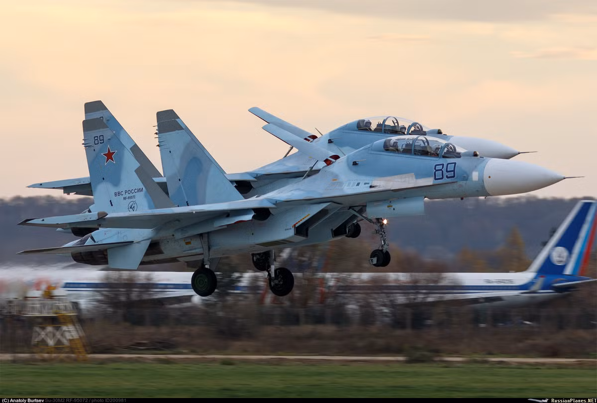 Khi về đơn vị mới, 4 trong 5 chiếc Su-30 nhận số hiệu từ 66-69 "Đỏ" còn chiếc 51 "xanh" trước đó trong tình trạng không thể bay do thiếu phụ tùng từ năm 1998. Toàn bộ máy bay sau đó được sơn lại và đưa vào biên chế Phi đội Falcons bay biểu diễn nhưng rất ít sử dụng. Nguồn ảnh: bmpd