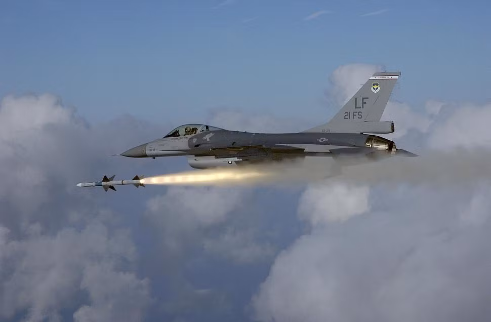 Ngoài ra, F-16 có thể triển khai cả tên lửa không đối không dẫn đường bằng radar AIM-120 có tầm bắn ngoài 100km. Nguồn ảnh: Airliners.net