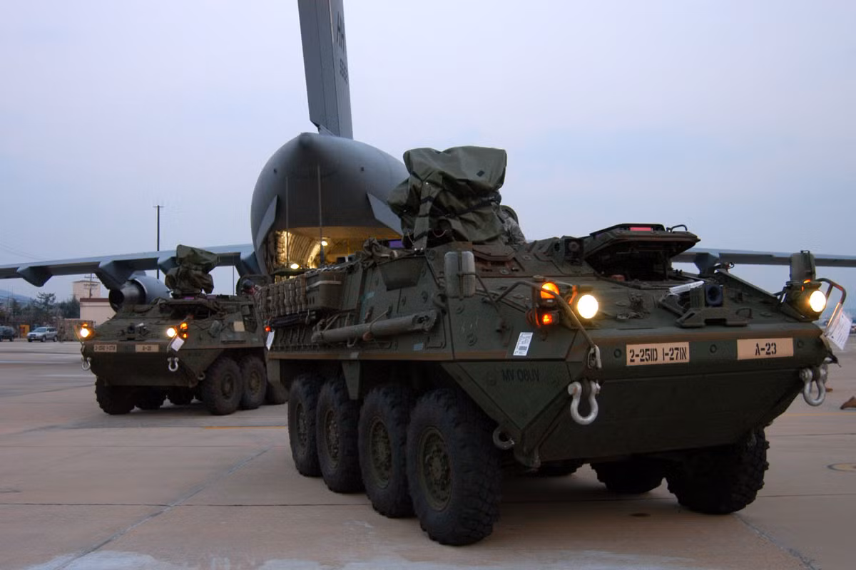 Theo Bangkok Post, Quân đội Hoàng gia Thái Lan đã đặt bút ký hợp đồng mua 37 xe thiết giáp M1126 Stryker đã qua sử dụng từ Mỹ. Điều đáng nói, Mỹ đã hào phóng tặng thêm cho Thái Lan 23 chiếc nữa nâng tổng số Stryker lên 60. Nguồn ảnh: Wikipedia
