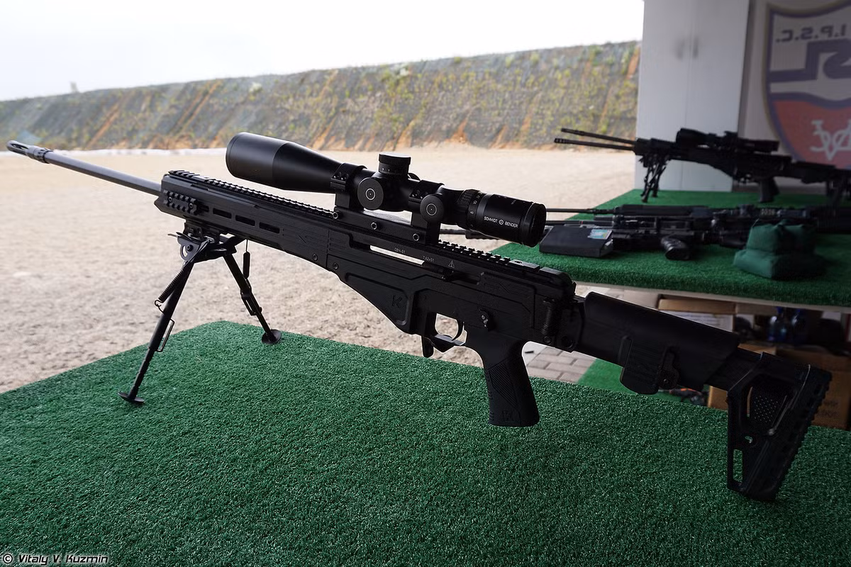 Tiếp tục là một sản phẩm của Kalashnikov Concern - súng trường bắn tỉa thiện xạ SVCh-51 được phát triển nhằm thay thế cho khẩu Dragunov SVD huyền thoại. SVCh có độ chính xác rất cao và tầm bắn hiệu quả lên đến 1000 mét hoặc xa hơn, tùy thuộc vào các phiên bản, tầm bắn của nó cao hơn so với Dragunov SVD là 800 mét. Với loại đạn thích hợp, SVCh có độ chính xác là 1 MOA hoặc cao hơn. Nguồn ảnh: Vitaly-Kuzmin