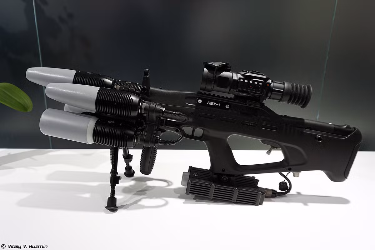 Trong khuôn khổ Diễn đàn Quân sự - Kỹ thuật Army 2019 diễn ra trong tháng 7, công nghiệp quốc phòng Nga lần thứ 4 giới thiệu súng chống máy bay không người lái cỡ nhỏ REX 1. Thực ra, súng là một khí tài điện tử không bắn ra viên đạn mà phát ra sóng âm gây nhiễu tín hiệu dẫn đường UAV khiến chúng mất kiểm soát và rơi xuống đất. Nguồn ảnh: Vitaly-Kuzmin