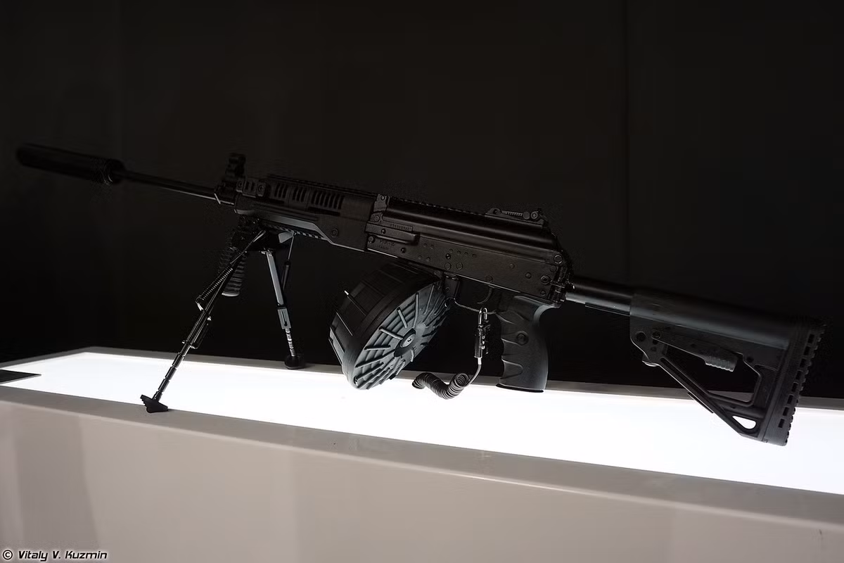 Trung liên RPK-16 cũng do Kalashnikov Concern phát triển thay thế khẩu RPK-74 thời Liên Xô. Nó có cơ chế nạp đạn bằng khí nén truyền thống của dòng Kalashnikov, hệ thống nòng giảm thanh có thể tháo rời, thay ray Picatinny gắn ở trên và dưới thân để có thể lắp được nhiều loại phụ kiện khác nhau. RPK-16 đạt tốc độ bắn 700 viên/phút, tầm bắn hiệu quả 800m, hộp tiếp đạn tang trống 96 viên hoặc dùng chung với hộp tiếp đạn AK-74, RPK-74. Nguồn ảnh: Vitaly-Kuzmin