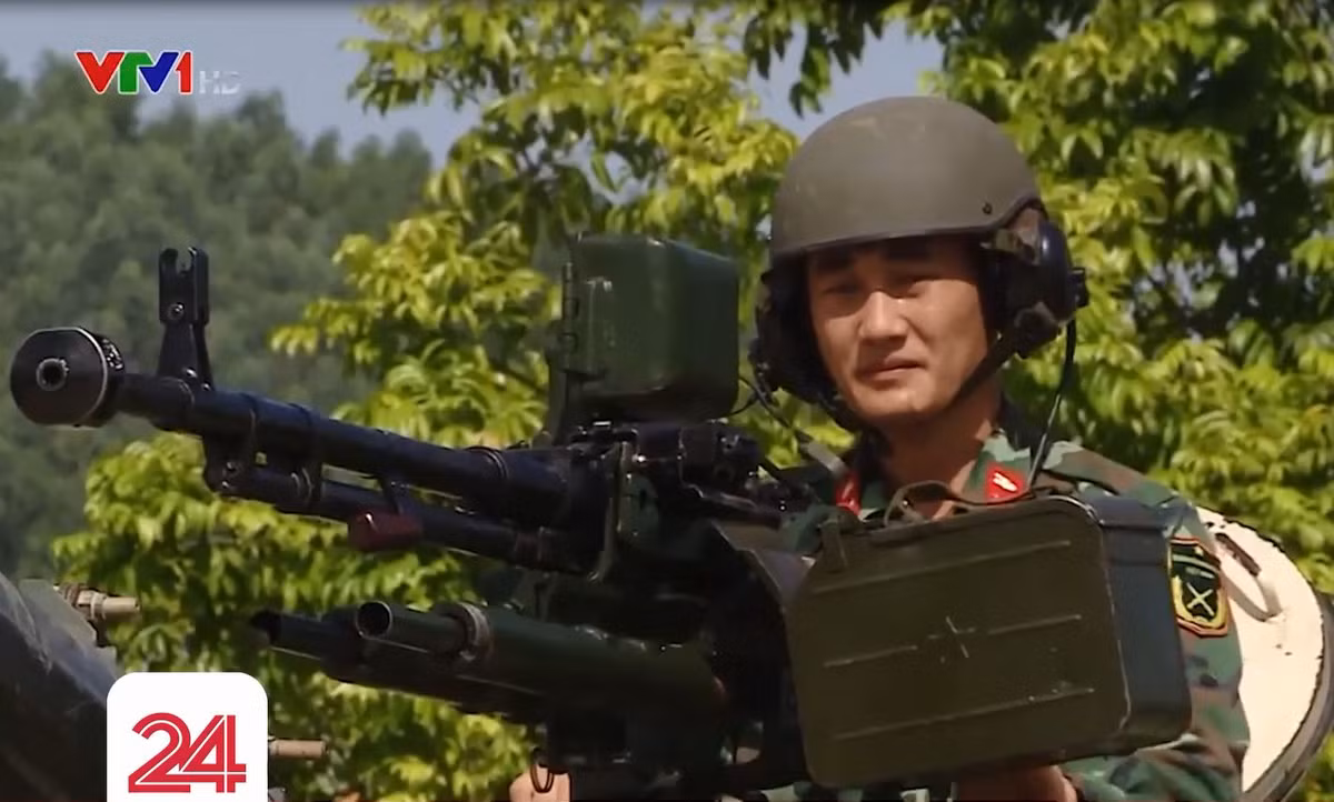 Trưởng kíp xe số 1 Nguyễn Kiều Hưng ngồi ở vị trí của trưởng xe trên xe tăng T-54M. Nhiệm vụ của trưởng xe là chỉ huy xe qua liên lạc nội bộ, xếp đạn trong xe và sử dụng súng máy phòng không 12,7mm DShK. Ảnh: VTV24