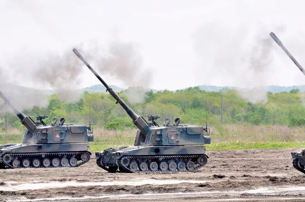 Type 99 sử dụng khung gầm dòng xe chiến đấu bộ binh Type 89, trang bị khẩu pháo 155mm L52 cải tiến từ khẩu FH-70 pháo kéo do nước Anh sản xuất. Tầm bắn của pháo như đã đề cập lên tới 30km với đạn nổ phá mảnh và 38km với đạn có trợ lực tăng tầm. Nguồn ảnh: Wikipedia