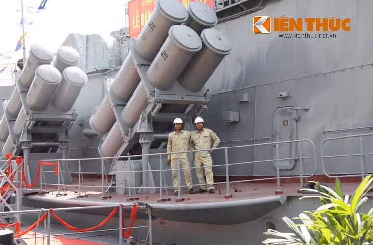 Cận cảnh hai trên 4 bệ phóng KT-184 trên “tàu M” do nhà máy Ba Son thi công theo giấy phép sản xuất mà Nhà máy đong tàu Vympel Nga cung cấp.