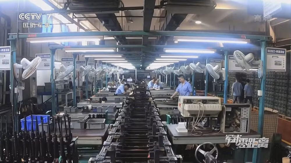 Mới đây, kênh truyền hình TW CCTV7 lần đầu tiên hé lộ dây chuyền sản xuất dòng súng trường tiến công QBZ-95 tại xưởng sản xuất của Tổng Công ty công nghiệp Hoa Bắc (NORINCO). Ảnh: CCTV7