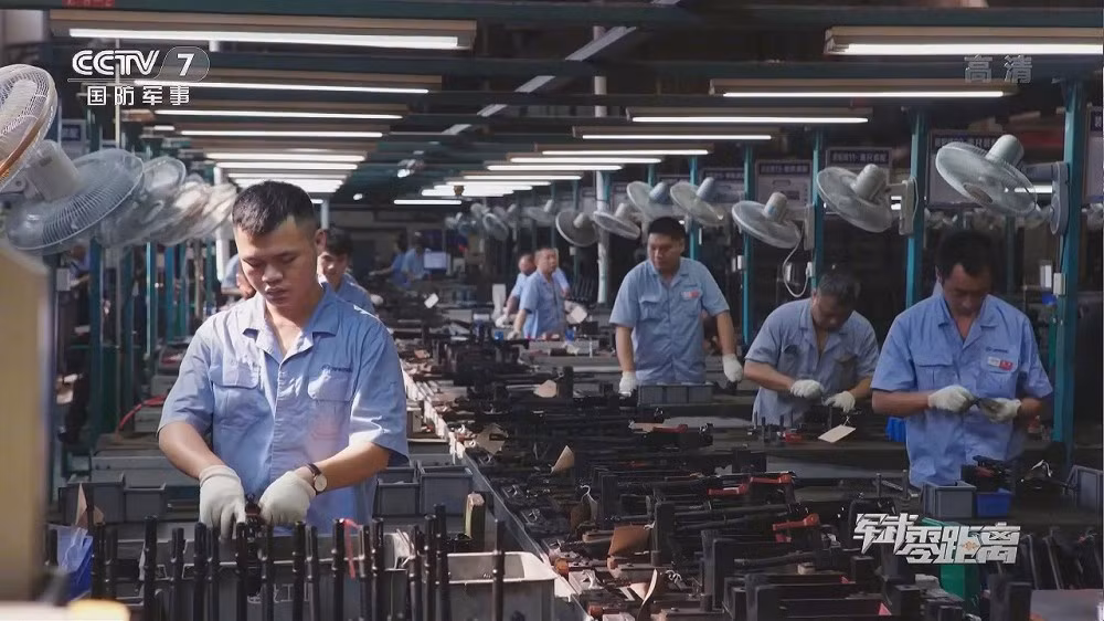 Sự xuất hiện của BQZ-95 nhanh chóng “tống tiễn” dòng súng trường Type 81 vào “bảo tàng” trong khoảng 10 năm sau đó. Ảnh: CCTV7