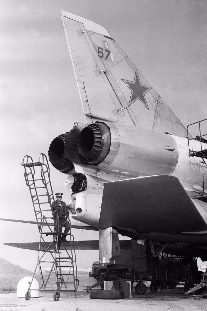 Ngay dưới miệng phun động cơ là một radar loại nhỏ trang bị cho khẩu 23mm “bọc hậu” cho máy bay ném bom thời chiến tranh Lạnh. Vũ khí này tới nay vẫn còn tồn tại trên các máy bay Tu-95 nhưng cơ bản mang tính chất cho có, không còn hữu hiệu với máy bay tiêm kích hiện đại. Nguồn ảnh: Wikipedia