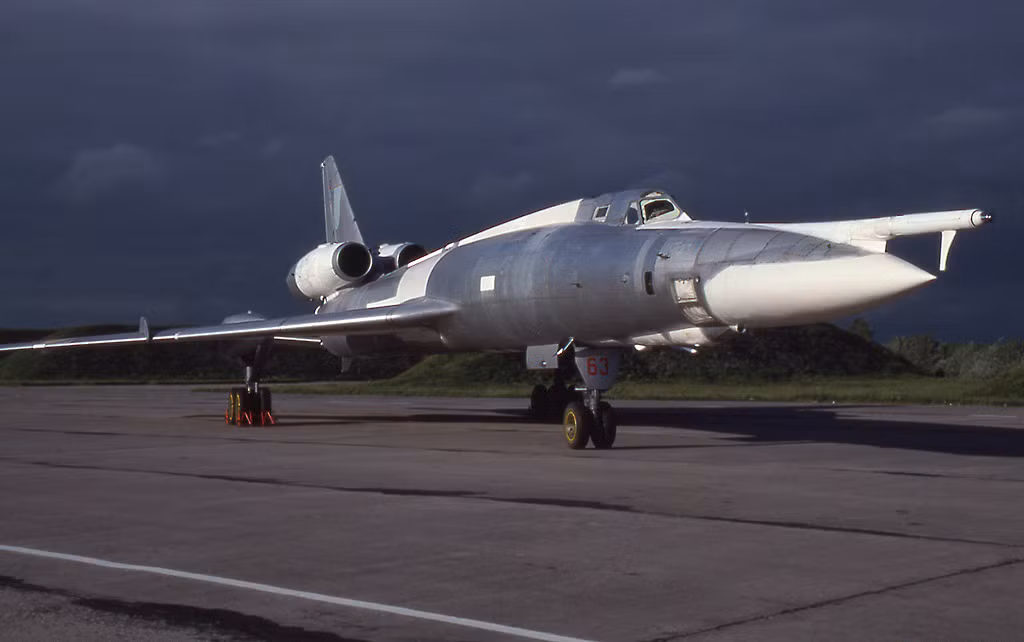 Tu-22 có tải trọng 9 tấn vũ khí cho phép mang 24 bom thông thường FAB-500 hoặc một siêu bom FAB-9000 hoặc một quả tên lửa chống hạm Kh-22 theo dạng nửa chìm trong thân. Nhìn chung, máy bay dù đạt tốc độ siêu âm trở thành một trong những máy bay ném bom nhanh nhất thế giới thời bấy giờ, thế nhưng Tu-22 lại không được lòng các phi công và Không quân Liên Xô. Nguồn ảnh: Wikipedia