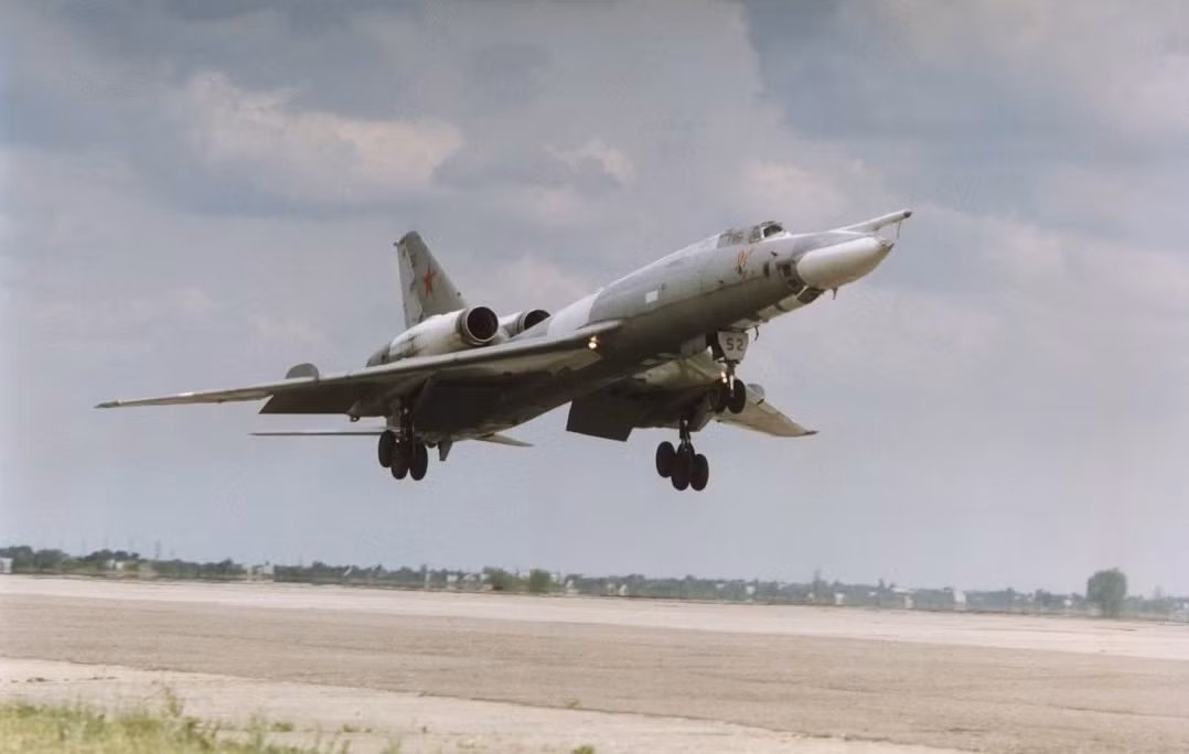 Theo các tài liệu rò rỉ, Tu-22 đời đầu phát triển rất khó khăn, gặp nhiều lỗi kỹ thuật khiến máy bay gặp tai nạn liên tục. Thậm chí, có nguồn tin cho rằng không ít phi công từ chối điều khiển Tu-22 vì máy bay rất khó lái. Nguồn ảnh: Wikipedia