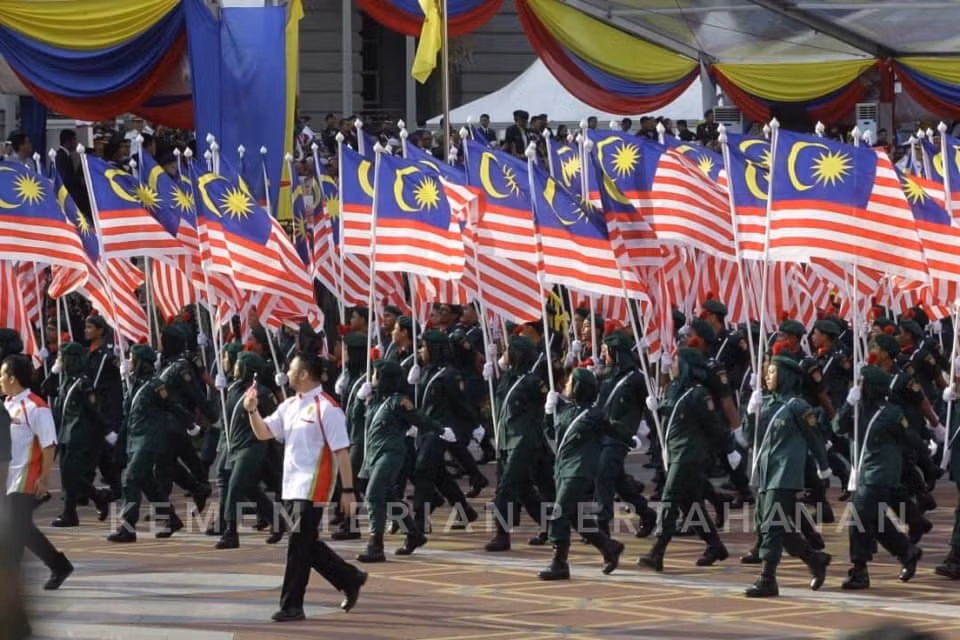 Ước tính, quân số thường trực năm 2019 của lực lượng vũ trang Malaysia là 110.000 người (quân dự bị là 310.000 người), chi phí quốc phòng hàng năm khoảng 3,6 tỷ USD (chiếm 1,16% GDP). Ảnh: kemenierian pertahanan