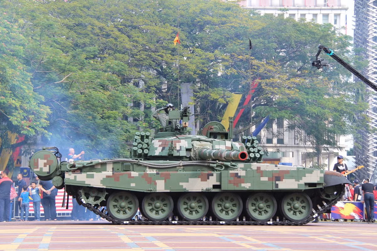 Xe tăng chủ lực hiện đại nhất của Malaysia – PT-91M do Ba Lan sản xuất trên cơ sở hiện đại hóa T-72. Hiện nước này có trong tay 48 chiếc. Ảnh: kemenierian pertahanan