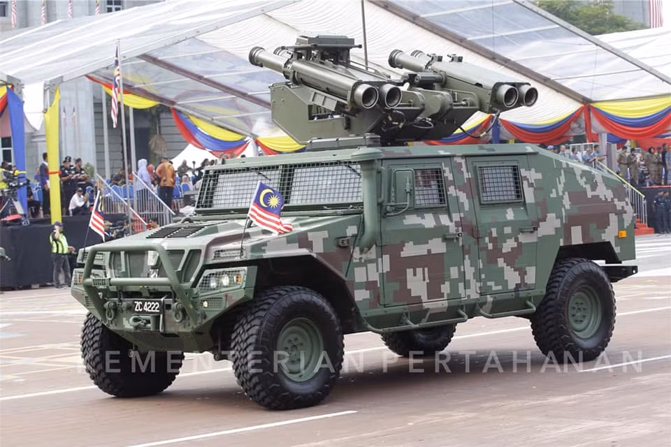 Xe thiết giáp hạng nhẹ URO VAMTAC (Tây Ban Nha sản xuất) tích hợp tháp pháo RAPIDRanger - trên đó tích hợp khí tài ngắm bắn - chỉ thị mục tiêu và 4 tên lửa phòng không Starstreak (Anh sản xuất) có tầm bắn từ 0,3-7km. Ảnh: kemenierian pertahanan