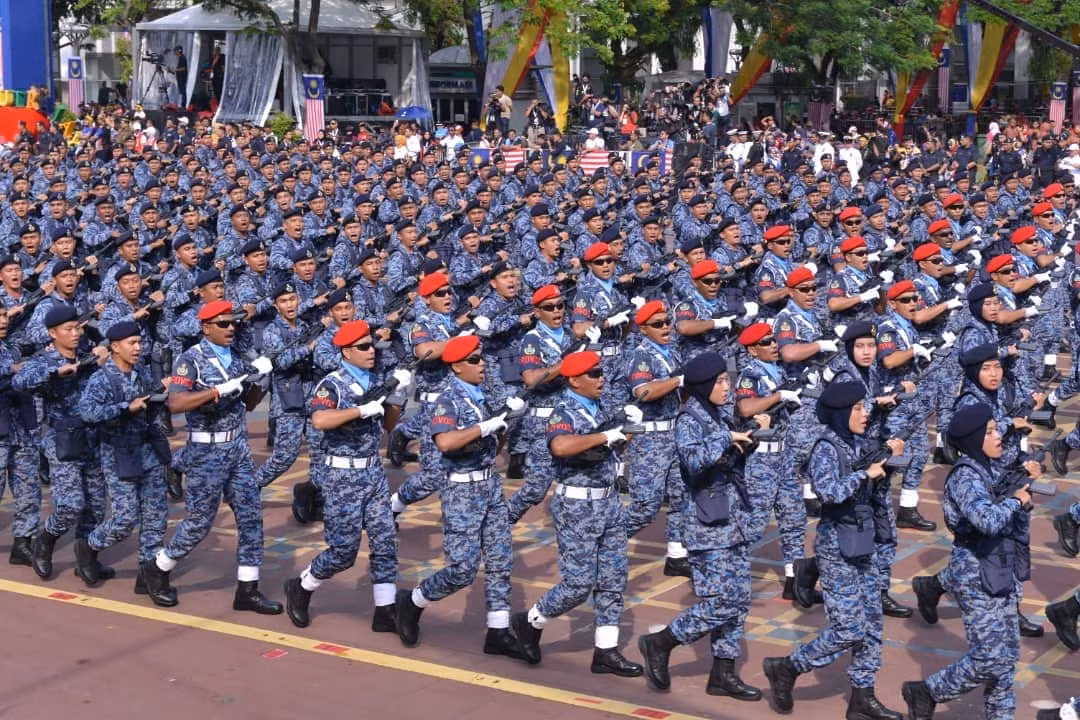 Hôm 31/8/2019, nhân kỷ niệm 62 năm quốc khánh Malaysia,chính quyền nước này đã tiến hành cuộc diễu binh, diễu hành quy mô lớn với sự tham gia của hàng nghìn người. Đặc biệt, gây sự chú ý nhất là màn diễu duyệt binh của lực lượng vũ trang nước này. Ảnh: kemenierian pertahanan