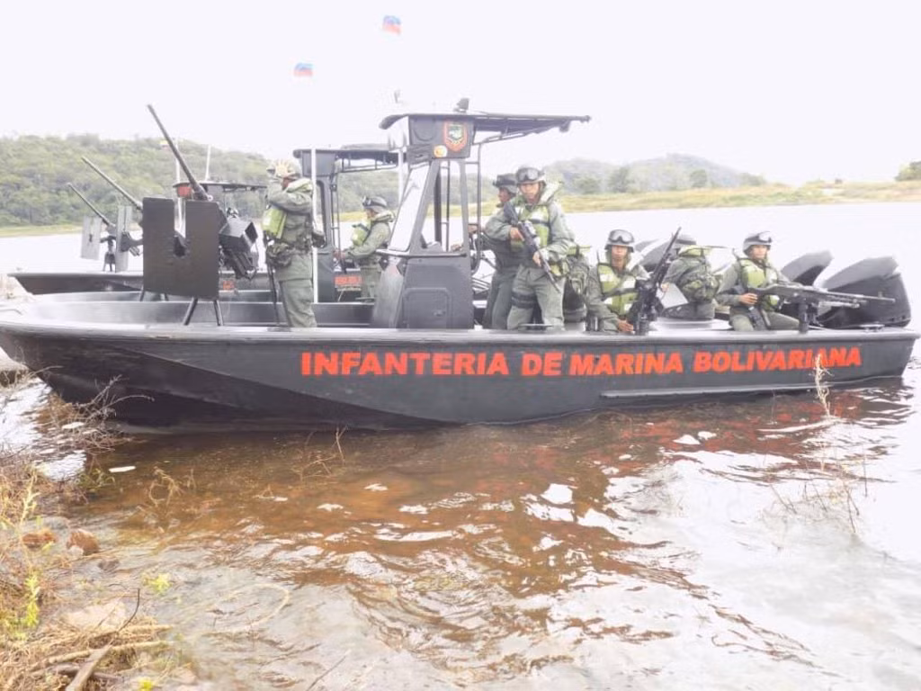 Cano gắn súng máy và các binh sĩ thủy quân lục chiến Venezuela. Nguồn ảnh: bmpd