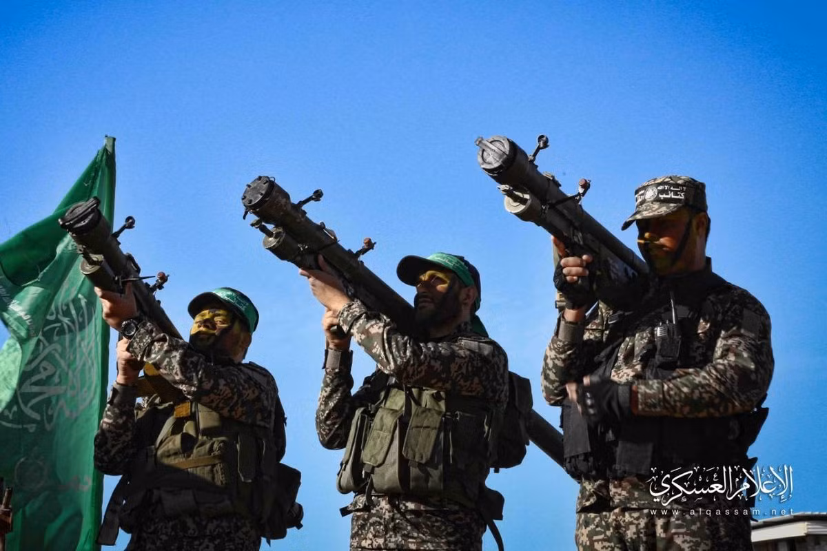 Ngoài tên lửa chống tăng, hiện lực lượng vũ trang Hamas được cho sở hữu số lượng lớn các tổ hợp tên lửa phòng không vác vai đủ kiểu loại chủ yếu do Nga sản xuất và họ “nhặt nhạnh” được từ nhiều nguồn. Nhiều nhất có lẽ là kiểu SA-7 (Việt Nam gọi là A72) - loại tên lửa vác vai được cho là dễ kiếm nhất. Nguồn ảnh: Twitter
