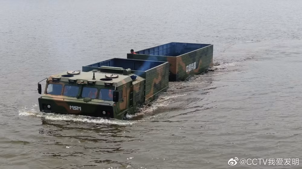 Hiện tại thiết kế xe vận tải quân sự đa địa hình của Fangli vẫn chưa có tên gọi. Tham số kỹ thuật cũng không rõ, nhưng xem ra khả năng của nó không thua gì xe Nga khi các hình ảnh cho thấy nó có thể di chuyển qua một chiếc xe thiết giáp dễ dàng (đè lên đầu nó), di chuyển địa hình bùn đất đầm lấy và hồ nước cũng không làm khó chiếc xe. Nguồn ảnh: CCTV