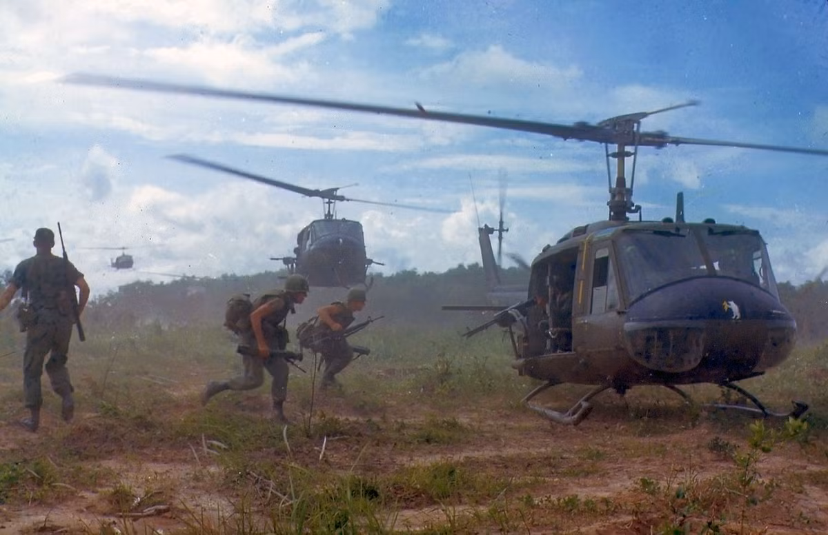Theo số liệu Mỹ thừa nhận, 7.013 chiếc UH-1 thuộc nhiều phiên bản được đưa tới Việt Nam, 3.305 chiếc bị phá hủy, 1.074 phi công UH-1 thiệt mạng cùng 1.103 binh sĩ trên máy bay. Nguồn ảnh: Providence