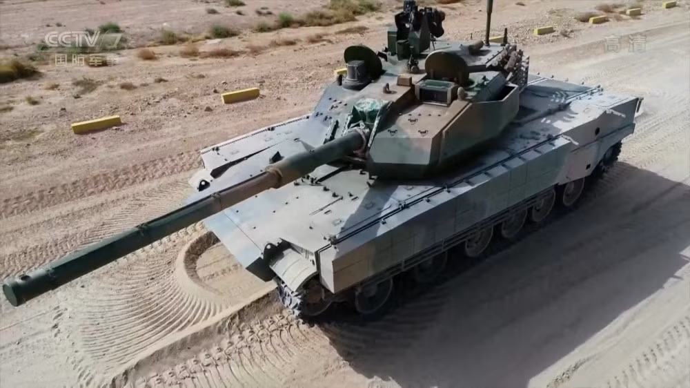 Type 15 đạt tốc độ tối đa 70km/h, dự trữ hành trình 450km và có thể mở rộng với thùng nhiên liệu phụ. Chiếc xe có thể không vận bằng máy bay vận tải cỡ lớn như Y-20. Nguồn ảnh: CCTV7