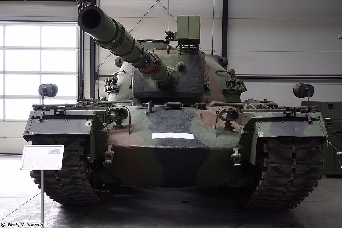Loại tăng hiện đại nhất mà Tây Đức nhận được từ Mỹ là M48 Patton - được dùng để đối chọi với các xe tăng T-54 và T-62 của Đông Đức. Nguồn ảnh: Vitaly-Kuzmin