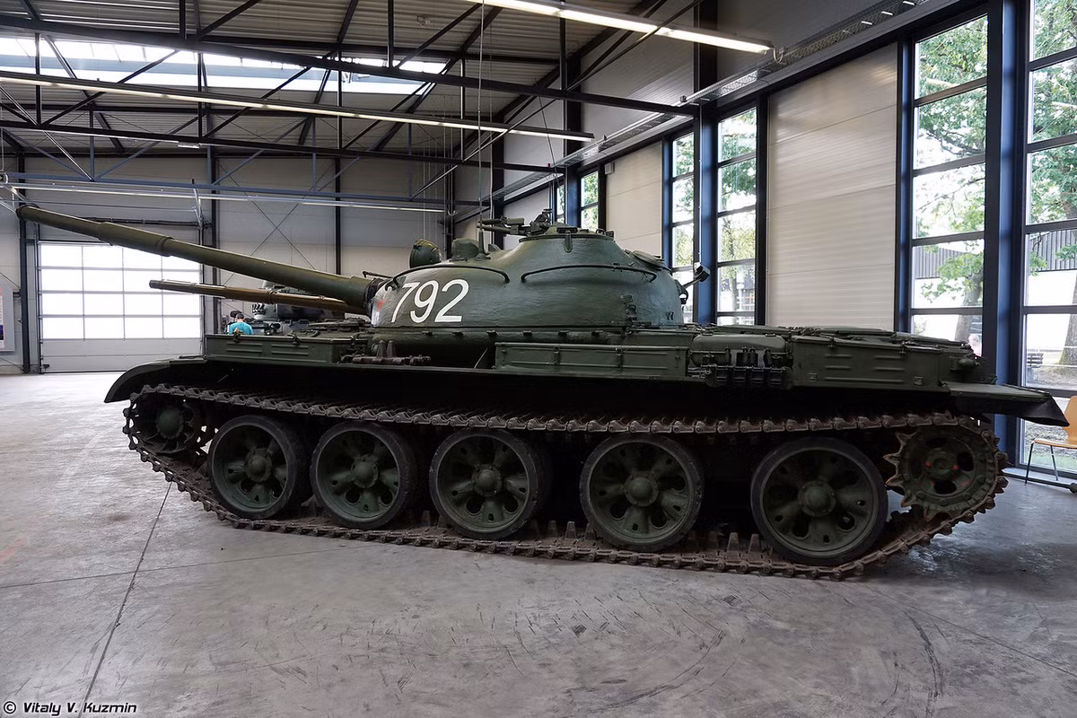 Xe tăng chủ lực T-62 cũng từng có mặt trong thành phần trang bị Quân đội Cộng hòa Dân chủ Đức. Nguồn ảnh: Vitaly-Kuzmin