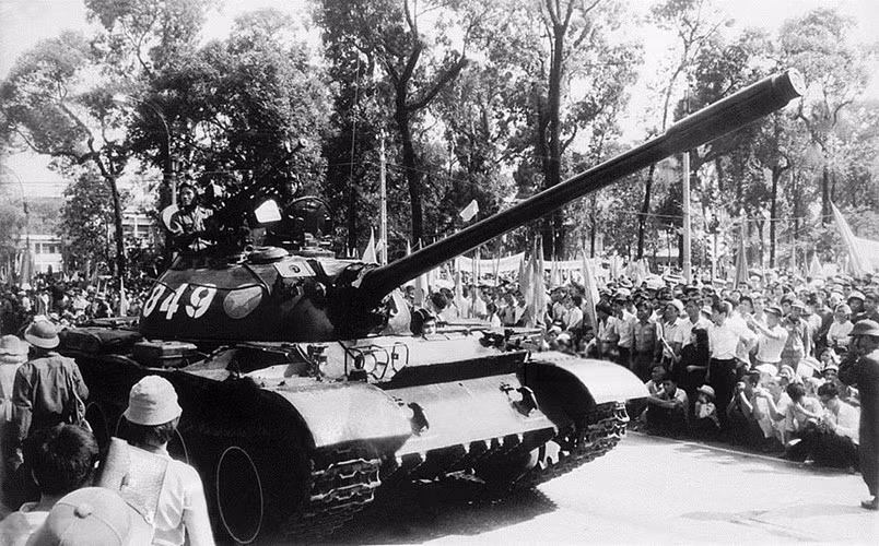 T-59 được Trung Quốc sản xuất trên cơ sở loại tăng T-54A của Liên Xô, nên trông nó không khác gì so với xe tăng T-54 mà ta nhận từ Moscow. Hỏa lực của nó vẫn là pháo 100mm rất mạnh, tuy nhiên nó thiếu đèn hồng ngoại cũng như hệ thống ổn định pháo cho phép bắn chính xác trong khi hành tiến. Nguồn ảnh: tư liệu