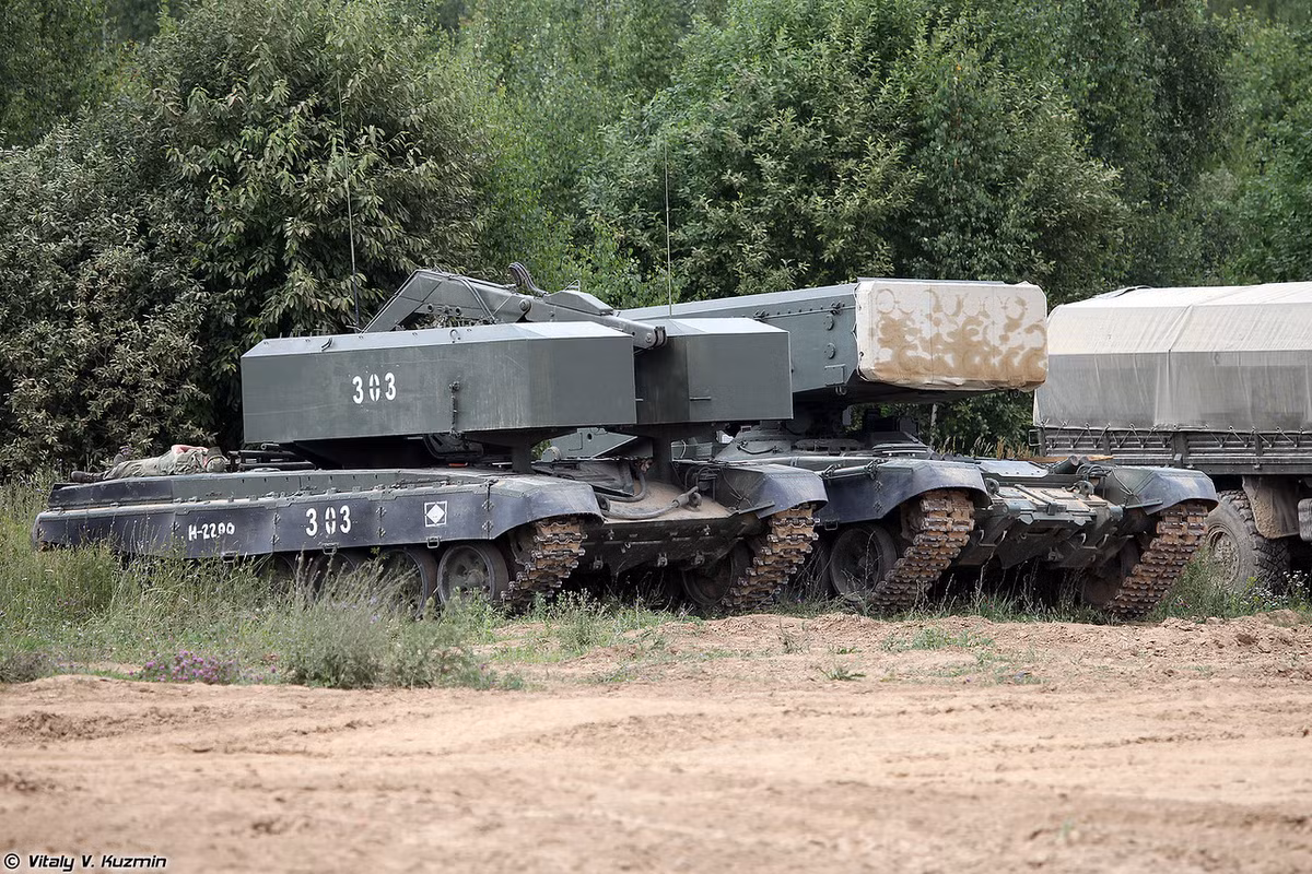 Cấu hình một hệ thống TOS-1A tương đương đơn giản gồm: xe chiến đấu BM-1 đặt trên khung gầm xe tăng T-72; hai xe tiếp đạn TZM-T và đạn rocket NURS. Nguồn ảnh: Vitaly-Kuzmin