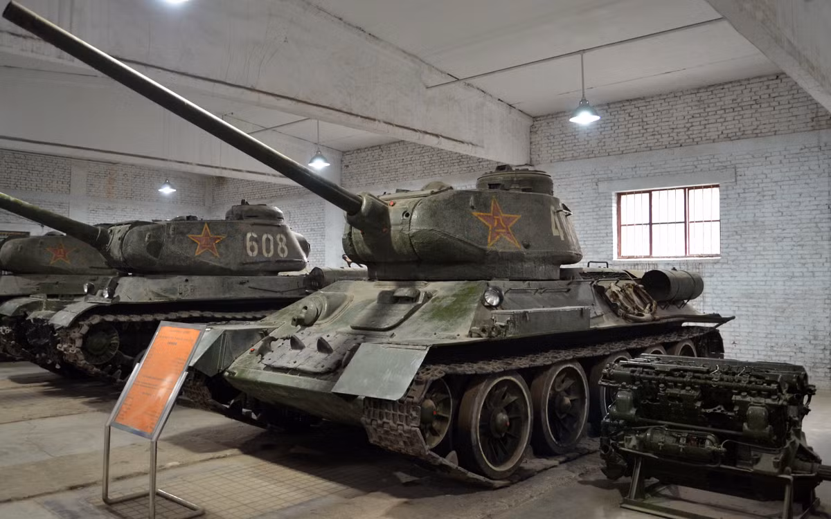 Nói thêm chút về nguồn gốc T-34 của Trung Quốc, năm 1949 Liên Xô viện trợ số lượng nhỏ T-34-85 cho Bắc Kinh để xây dựng nền tảng lực lượng thiết giáp. Sau đó không lâu, Trung Quốc bắt đầu sản xuất có giấy phép T-34-85 với tên gọi là Type 58. Nguồn ảnh: Wikipedia