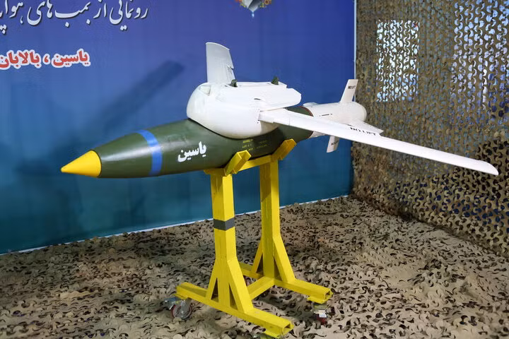 Theo Bộ trưởng Quốc phòng Iran, bom lượn thông minh Yasin có tầm bắn 50km, tích hợp cảm biến dẫn đường thông minh gồm cả hệ thống định vị toàn cầu. Bom Balaban không được công bố tham số, chỉ biết rằng nó có thể tích hợp trên UAV chiến đấu Karrar, còn Yasin mang được cả trên UAV và máy bay có người lái. Nguồn ảnh: IRINA