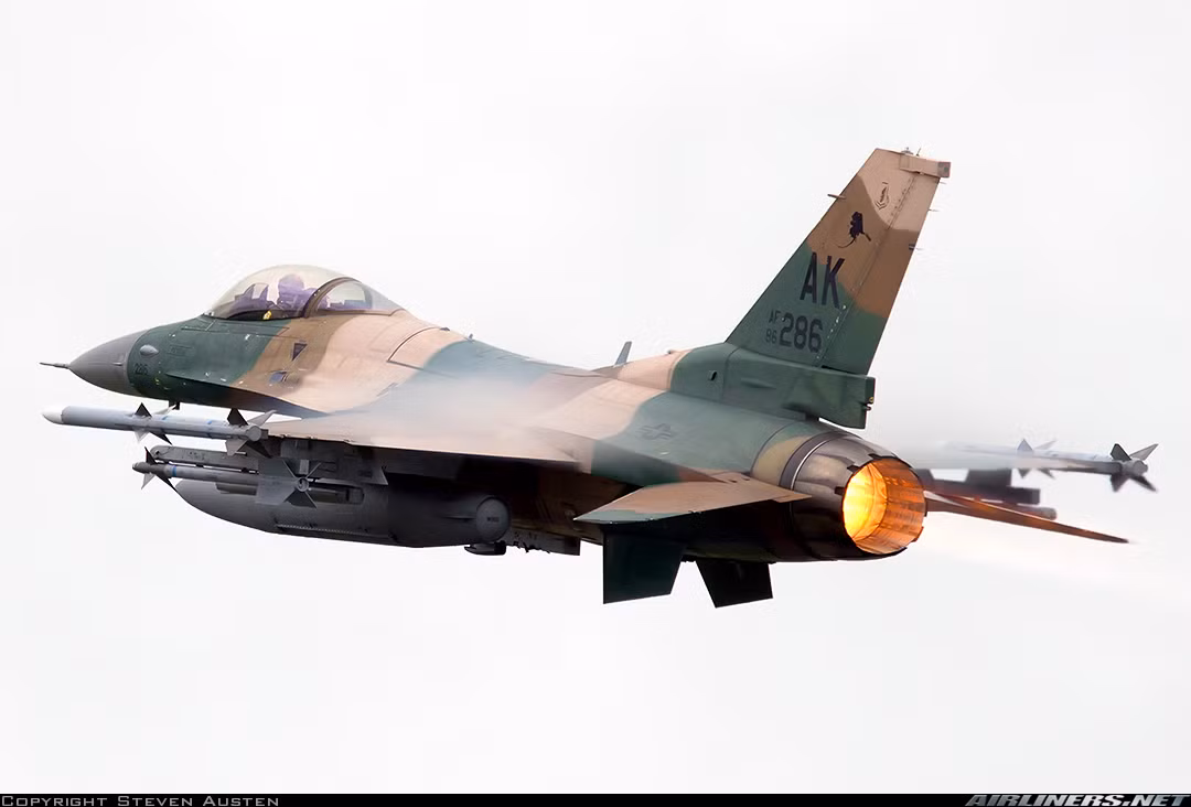 Nó vẫn sử dụng động cơ turbofan F110-GE-129 cho tốc độ bay tối đa 2.124km/h; bán kính chiến đấu 600km; tầm bay cực đại 4.200km và trần bay 15.000m. Nguồn ảnh: Airliners.net