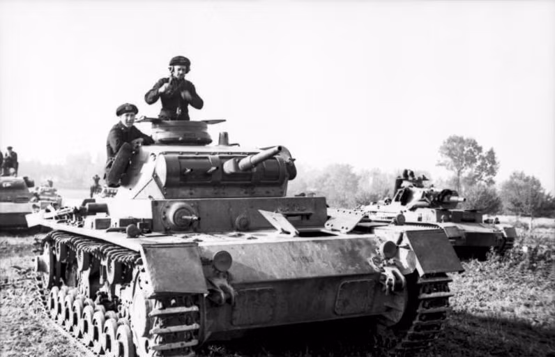 Đóng vai trò chủ lực trong cuộc chiến xâm lược Liên Xô tháng 6/1941 là các xe tăng hạng trung Panzer III. 5.774 chiếc bao gồm cả khung gầm chuyển đổi đã được sản xuất từ 1939-1943, chúng được đánh giá là có thể so sánh với T-34 đời đầu. Nguồn: Wikipedia